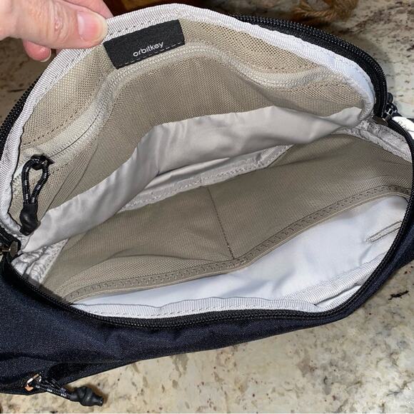 Orbitkey $89 Urban Sling Black Unisex Crossbody Travel Bag (4L) EUC - Picture 4 of 16